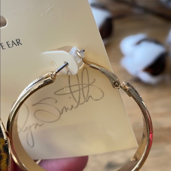 Leopard/Gold hoop earrings Jaclyn Smith Collection - Picture 3 of 3